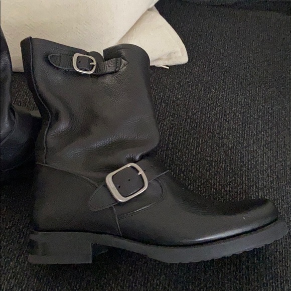 Frye Shoes - Frye Ladies Veronica Short Boot, Black, Size 8